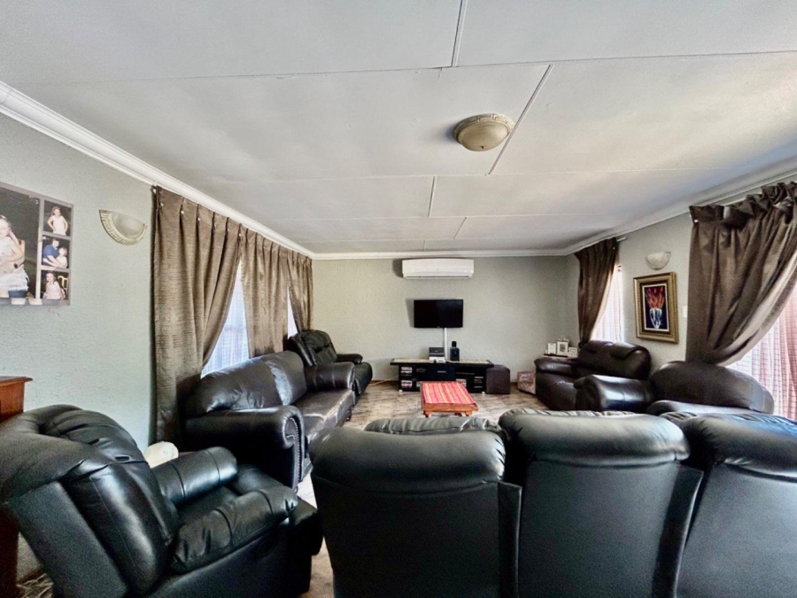 4 Bedroom Property for Sale in Pellissier Free State